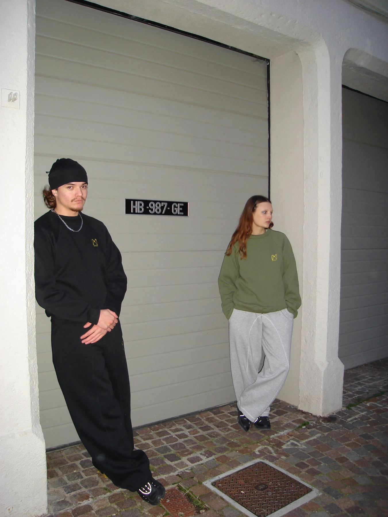 Éditorial MSY - duo devant garage, sweat noir et kaki