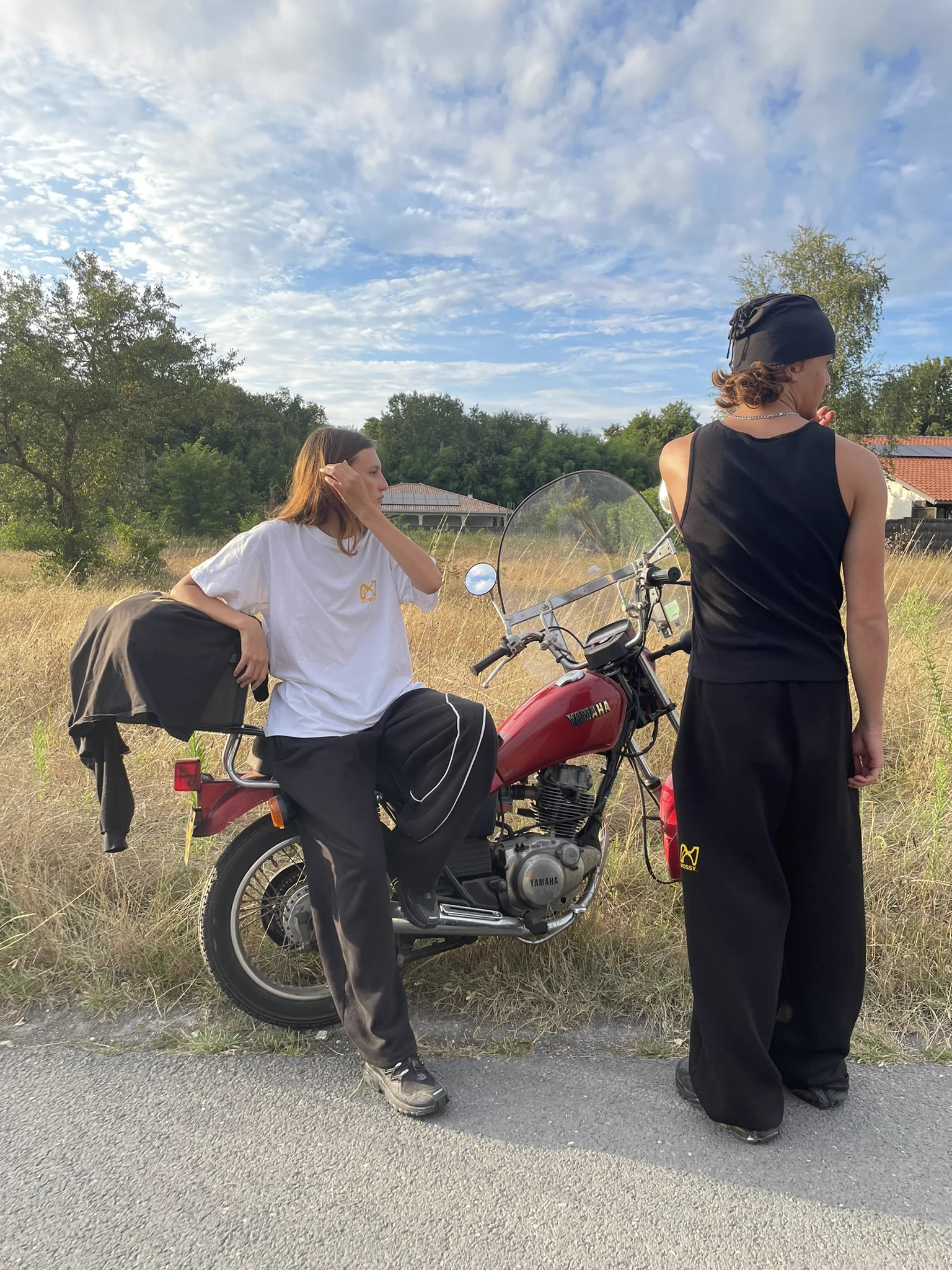 Lookbook MSY - duo en extérieur, moto Yamaha