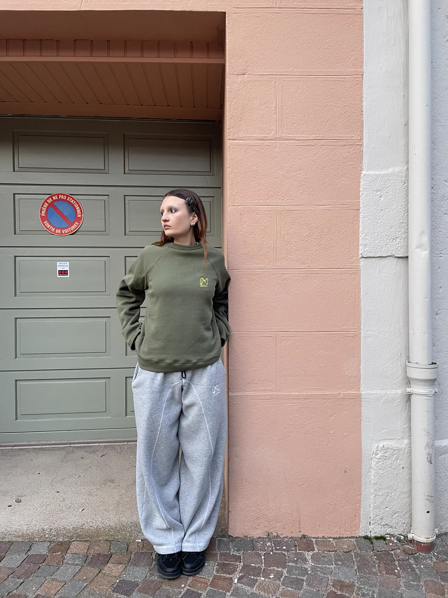 Portrait MSY - sweat kaki logo, mur corail