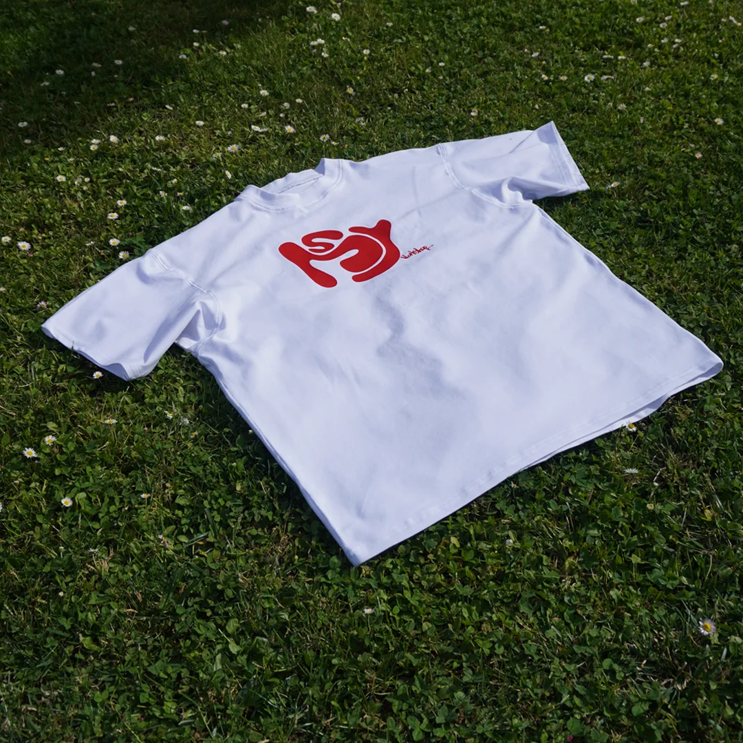 T-shirt MSY Workshop posé sur l'herbe